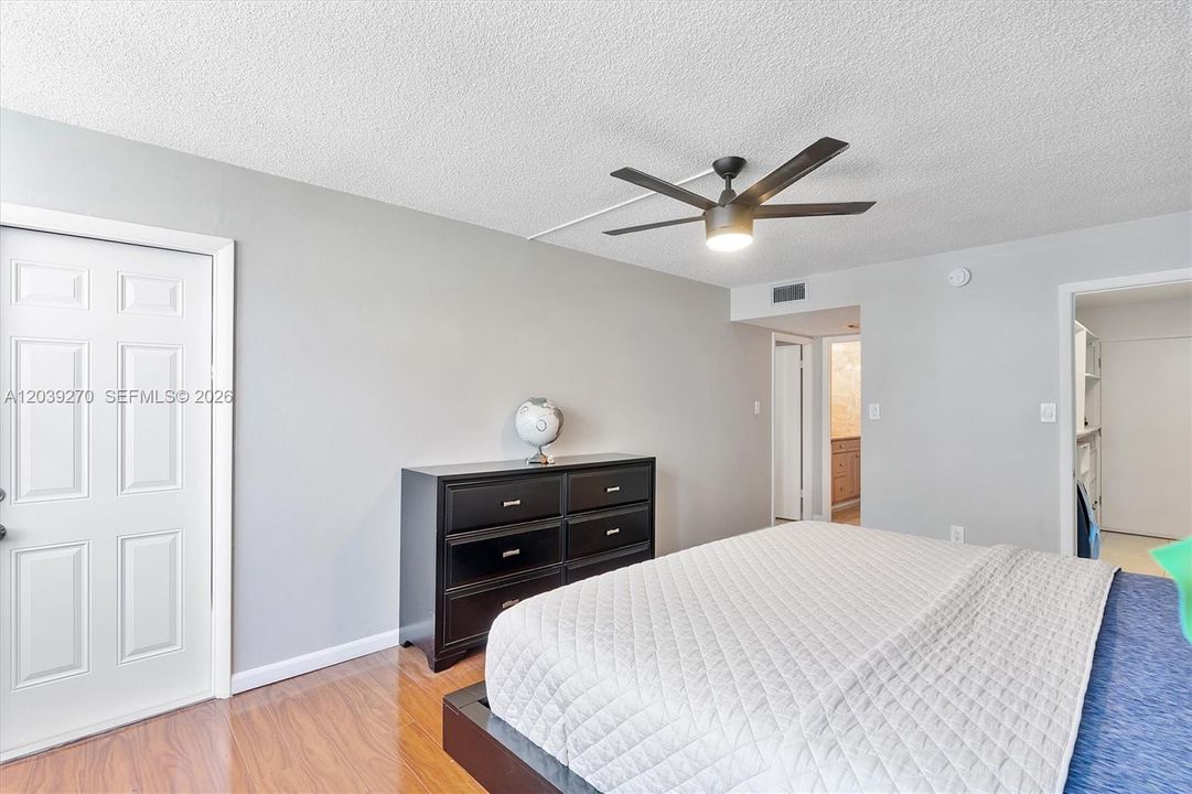 For Sale: $299,900 (2 beds, 2 baths, 1565 Square Feet)