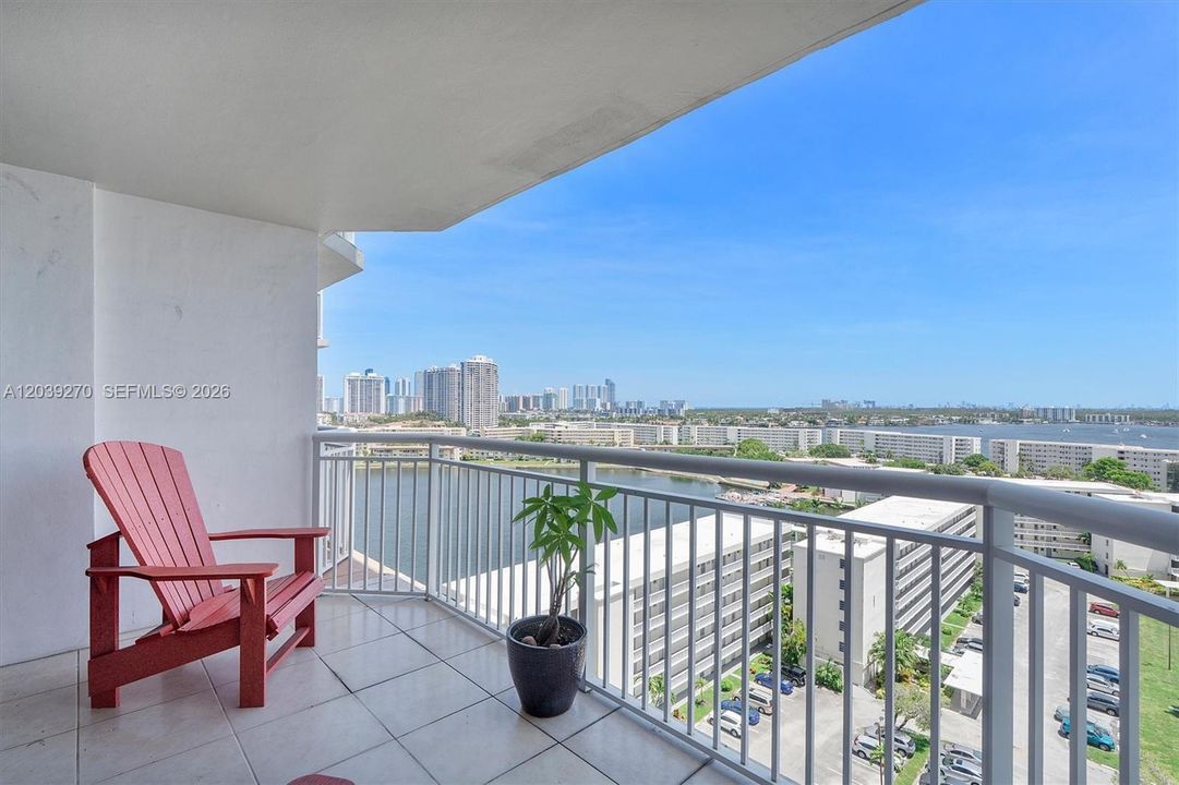 For Sale: $299,900 (2 beds, 2 baths, 1565 Square Feet)