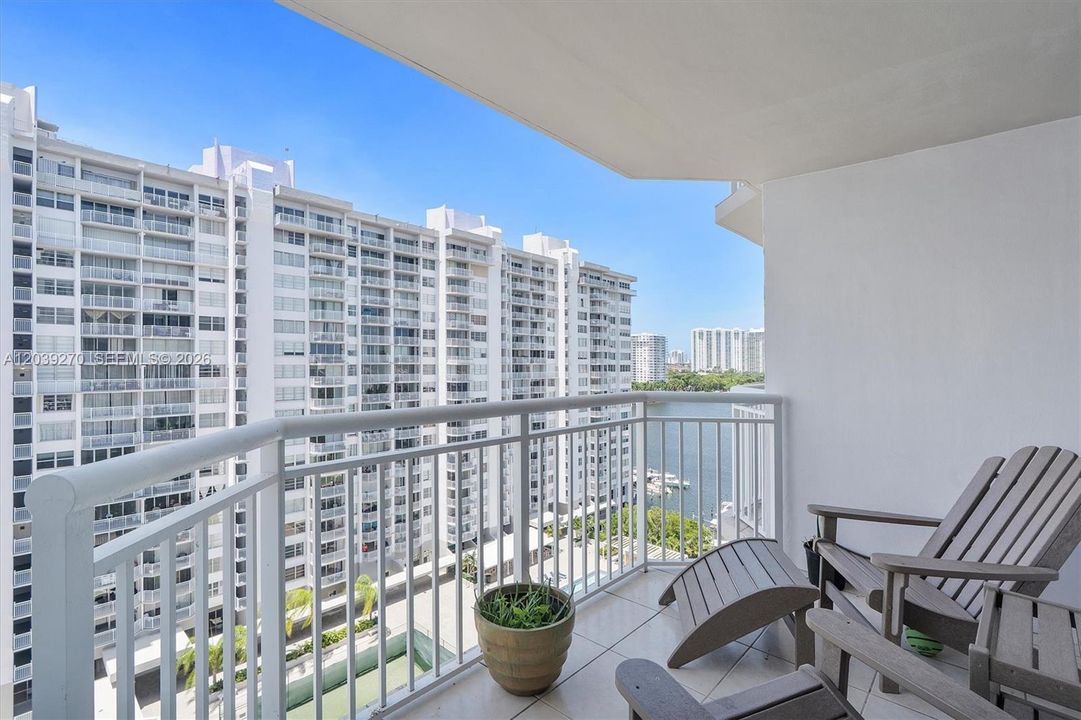 For Sale: $299,900 (2 beds, 2 baths, 1565 Square Feet)