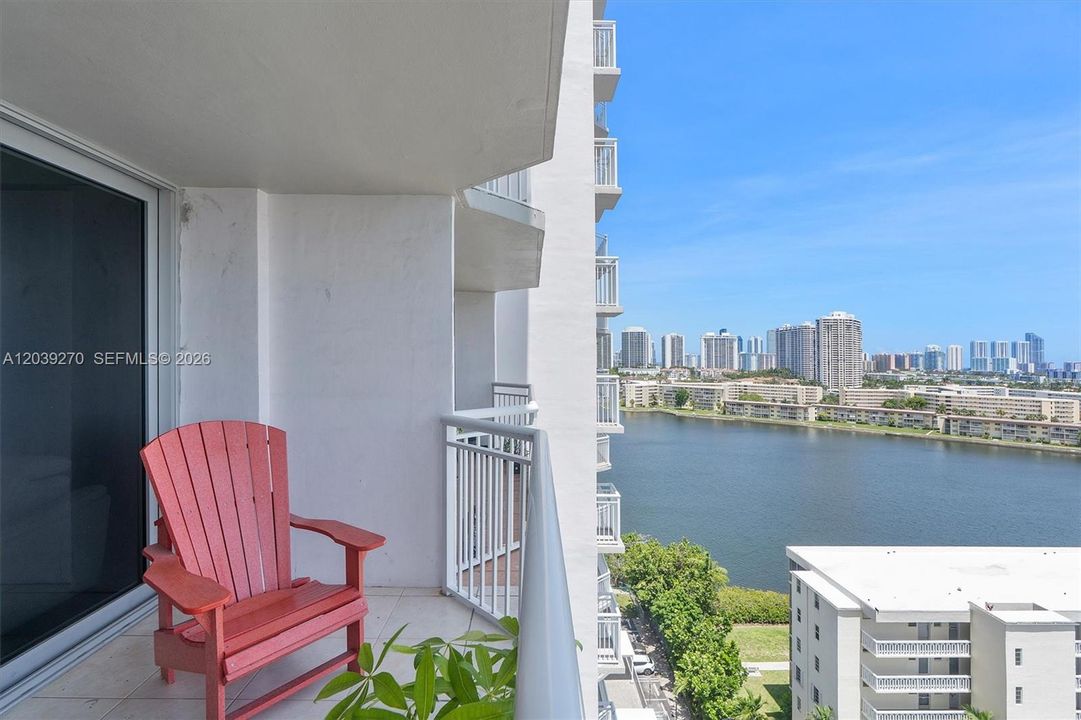 For Sale: $299,900 (2 beds, 2 baths, 1565 Square Feet)