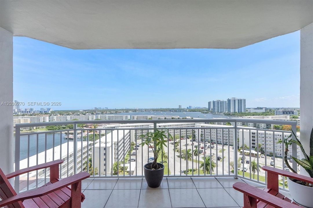 For Sale: $299,900 (2 beds, 2 baths, 1565 Square Feet)
