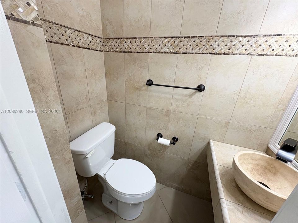 GUESS 1/2 BATH