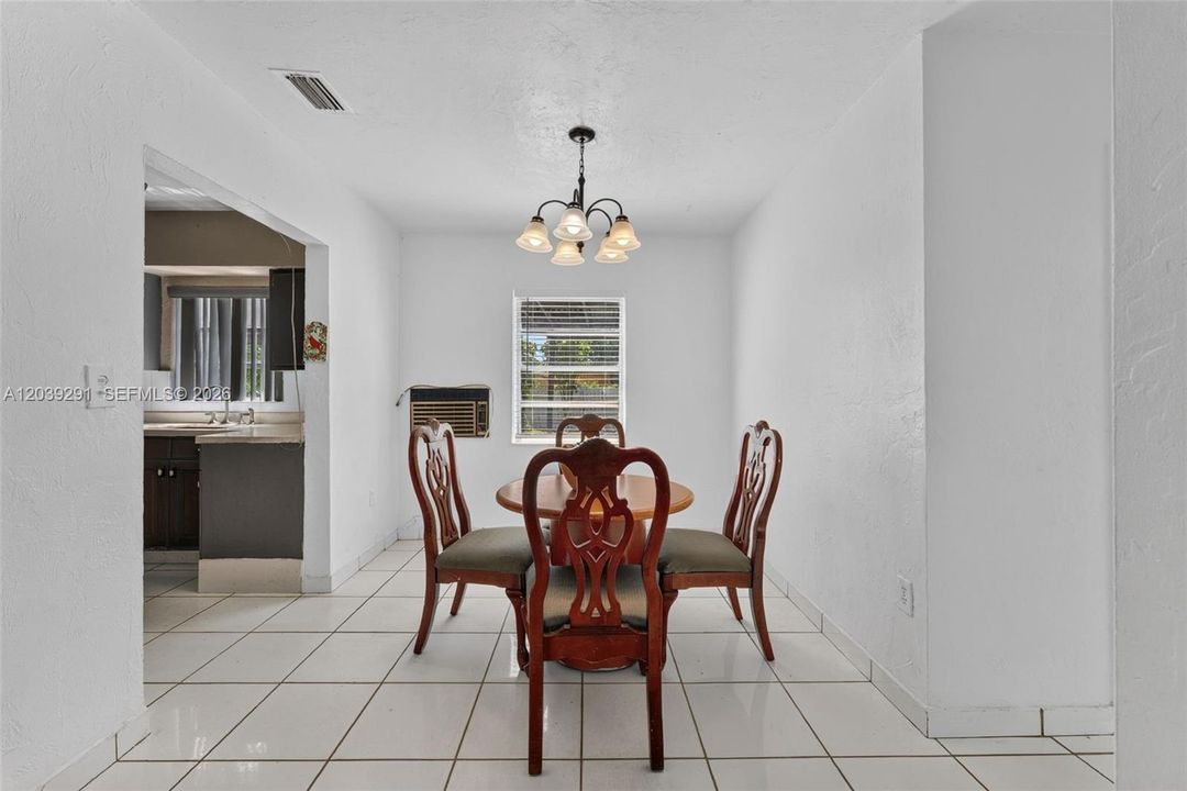 En Venta: $495,000 (4 camas, 2 baños, 1200 Pies cuadrados)
