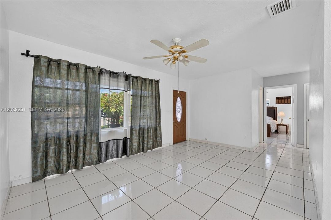 En Venta: $495,000 (4 camas, 2 baños, 1200 Pies cuadrados)