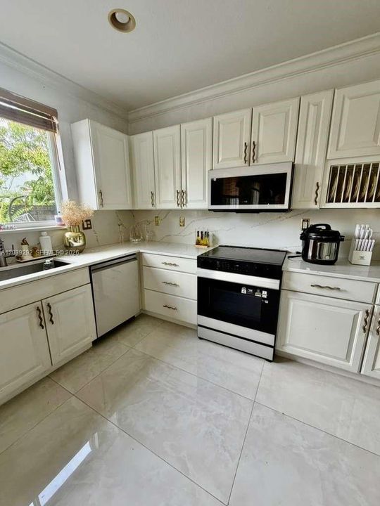 For Rent: $4,000 (3 beds, 2 baths, 2713 Square Feet)