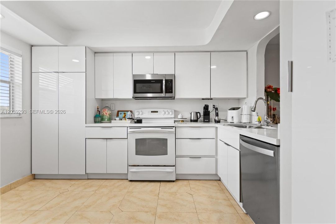 На продажу: $169,900 (2 спален, 2 ванн, 920 Квадратных фут)