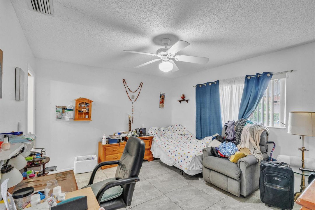 15 Primary Bedroom (2)