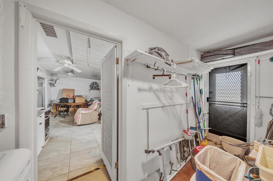 11 Laundry Room (2)