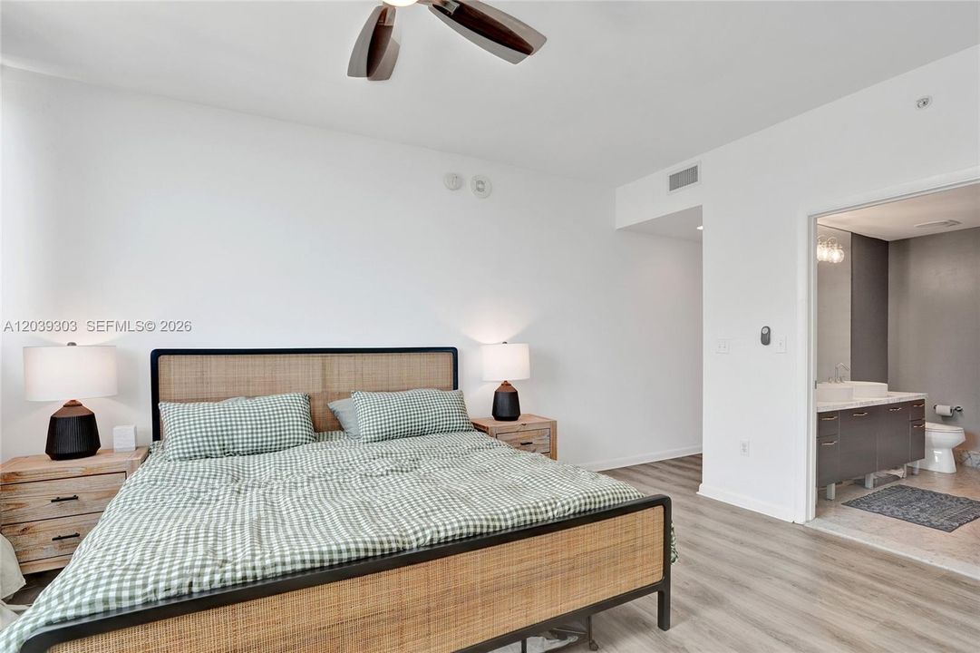 En Venta: $739,000 (2 camas, 2 baños, 1363 Pies cuadrados)
