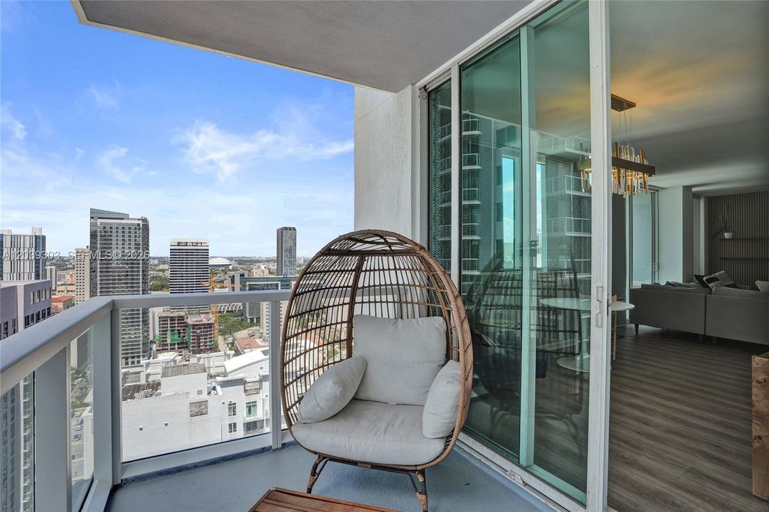 En Venta: $739,000 (2 camas, 2 baños, 1363 Pies cuadrados)