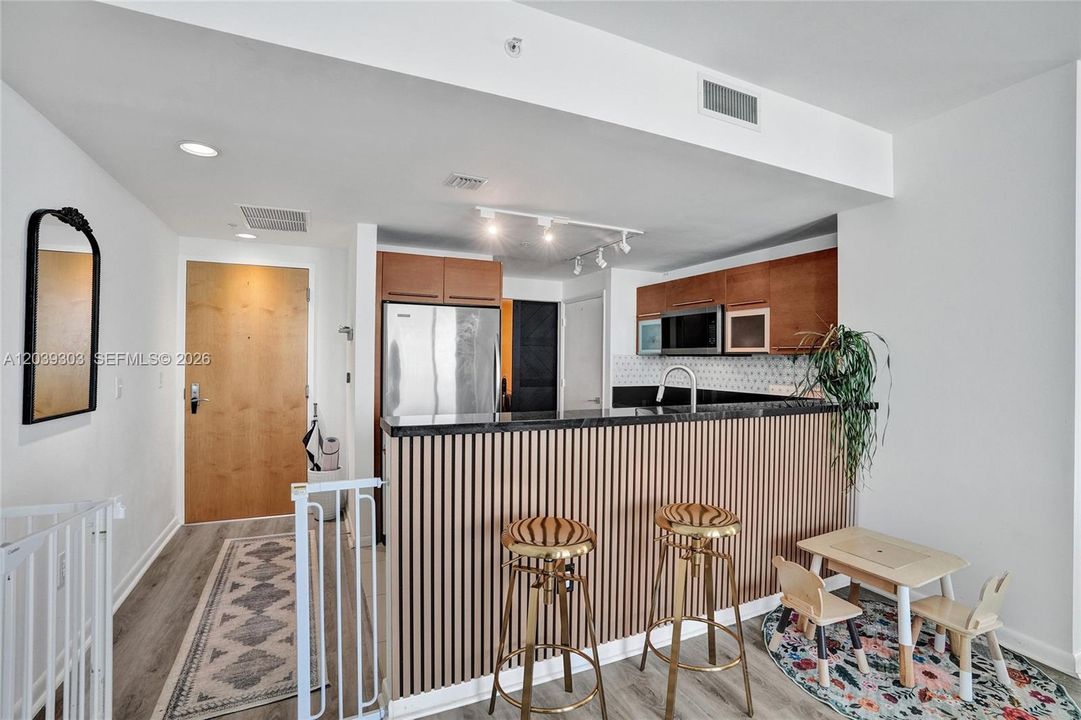 En Venta: $739,000 (2 camas, 2 baños, 1363 Pies cuadrados)