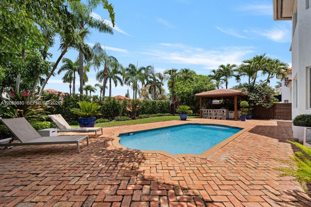 For Sale: $1,995,000 (6 beds, 4 baths, 3548 Square Feet)
