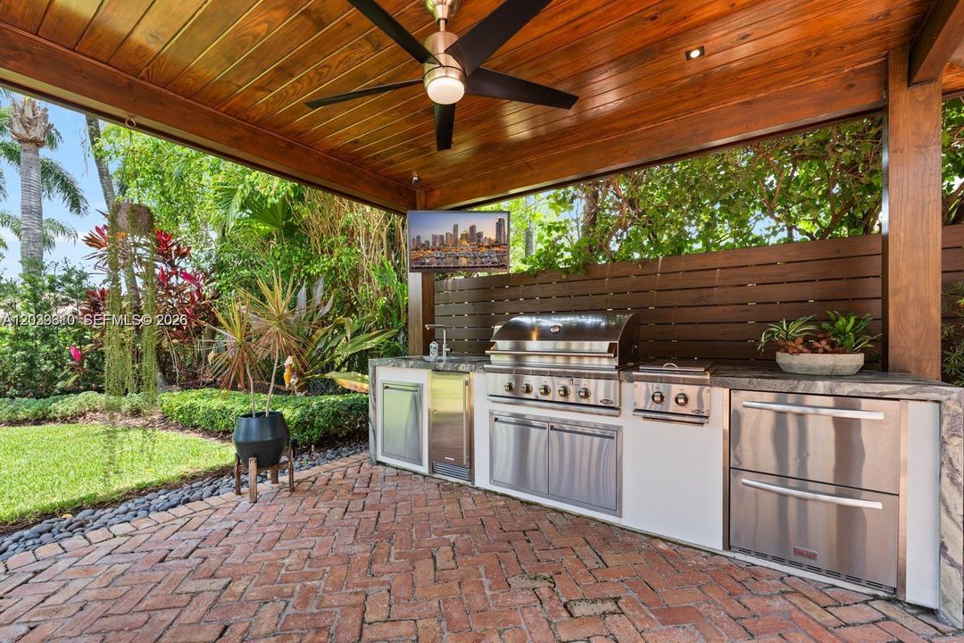 For Sale: $1,995,000 (6 beds, 4 baths, 3548 Square Feet)