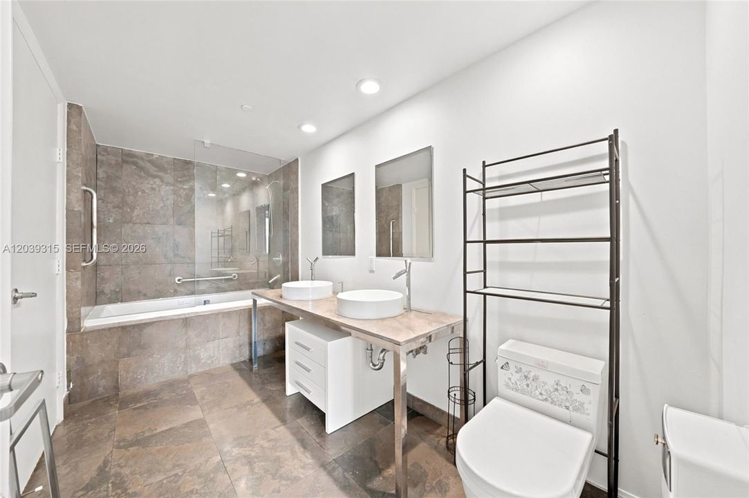 For Sale: $545,000 (1 beds, 1 baths, 842 Square Feet)