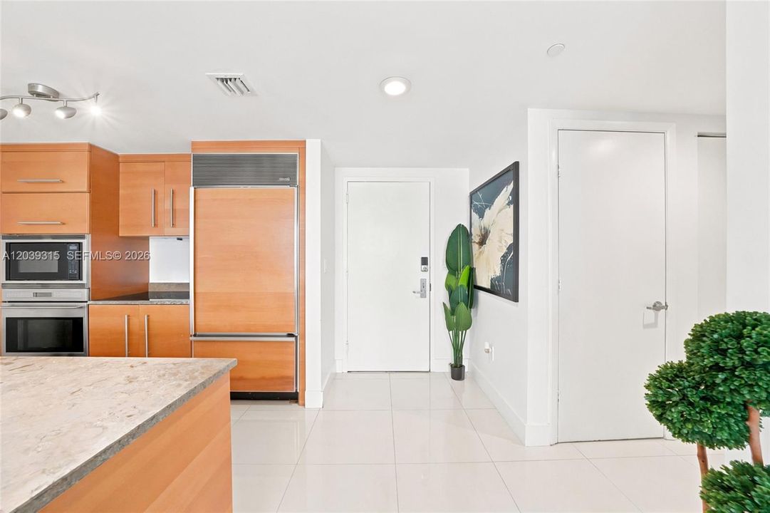 For Sale: $545,000 (1 beds, 1 baths, 842 Square Feet)