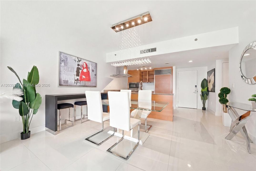 For Sale: $545,000 (1 beds, 1 baths, 842 Square Feet)