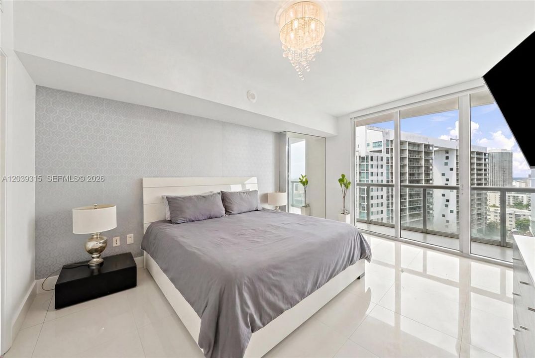 For Sale: $545,000 (1 beds, 1 baths, 842 Square Feet)