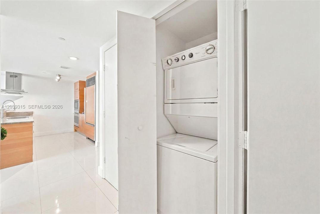 For Sale: $545,000 (1 beds, 1 baths, 842 Square Feet)