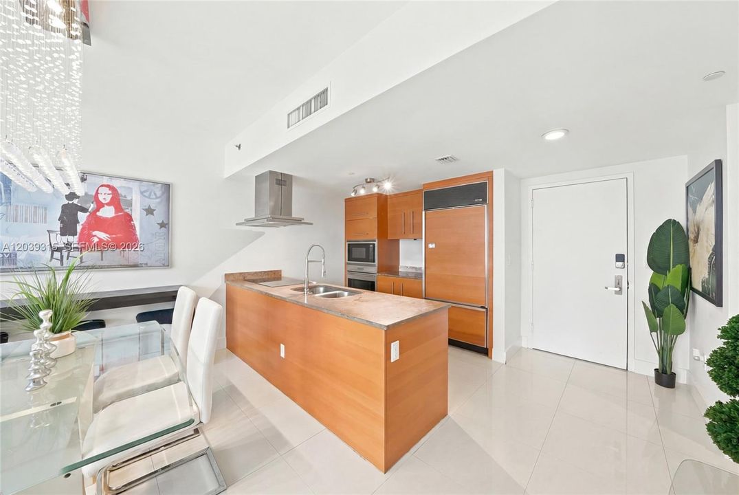 For Sale: $545,000 (1 beds, 1 baths, 842 Square Feet)