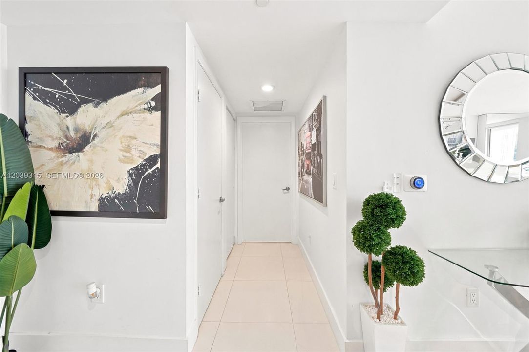 For Sale: $545,000 (1 beds, 1 baths, 842 Square Feet)
