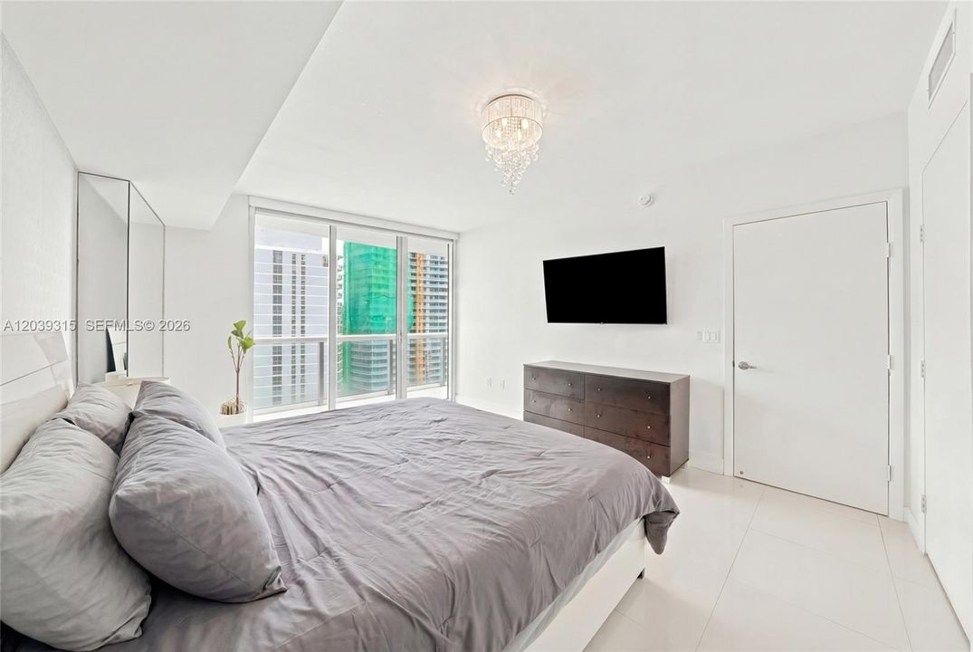 For Sale: $545,000 (1 beds, 1 baths, 842 Square Feet)