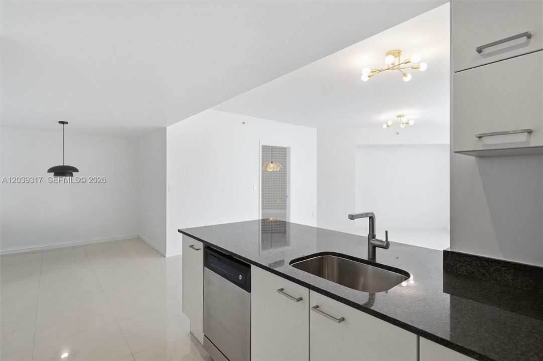 For Sale: $490,000 (2 beds, 2 baths, 1075 Square Feet)