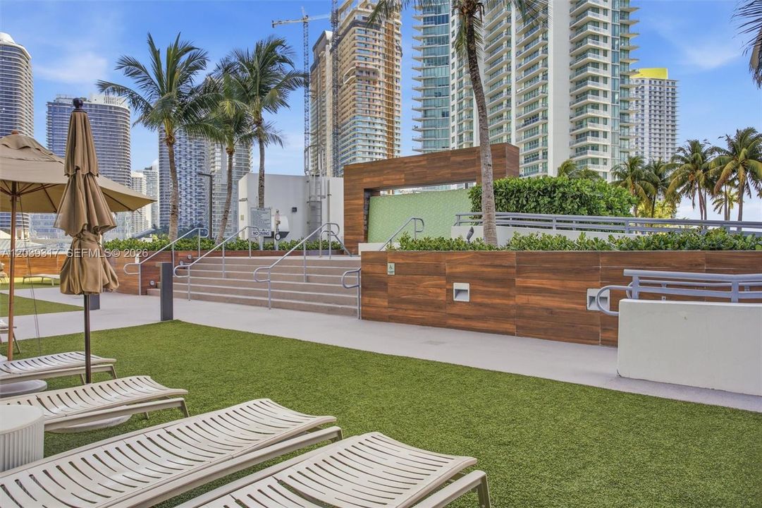 For Sale: $490,000 (2 beds, 2 baths, 1075 Square Feet)