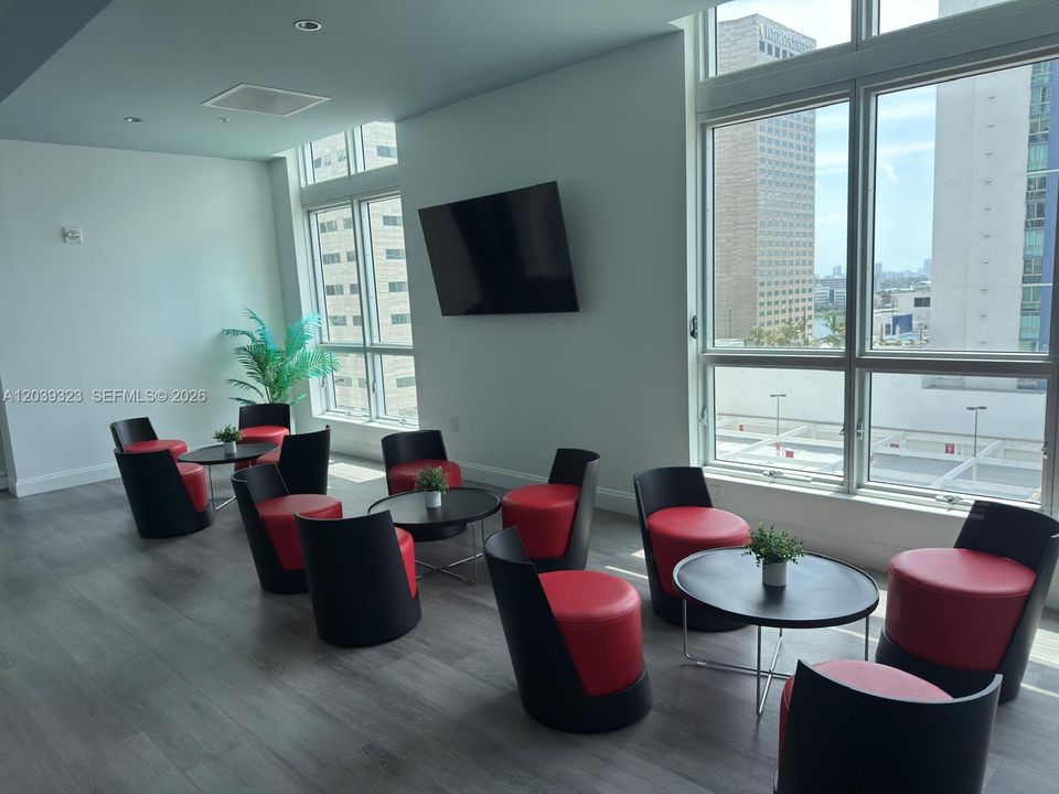 For Sale: $365,000 (1 beds, 1 baths, 544 Square Feet)