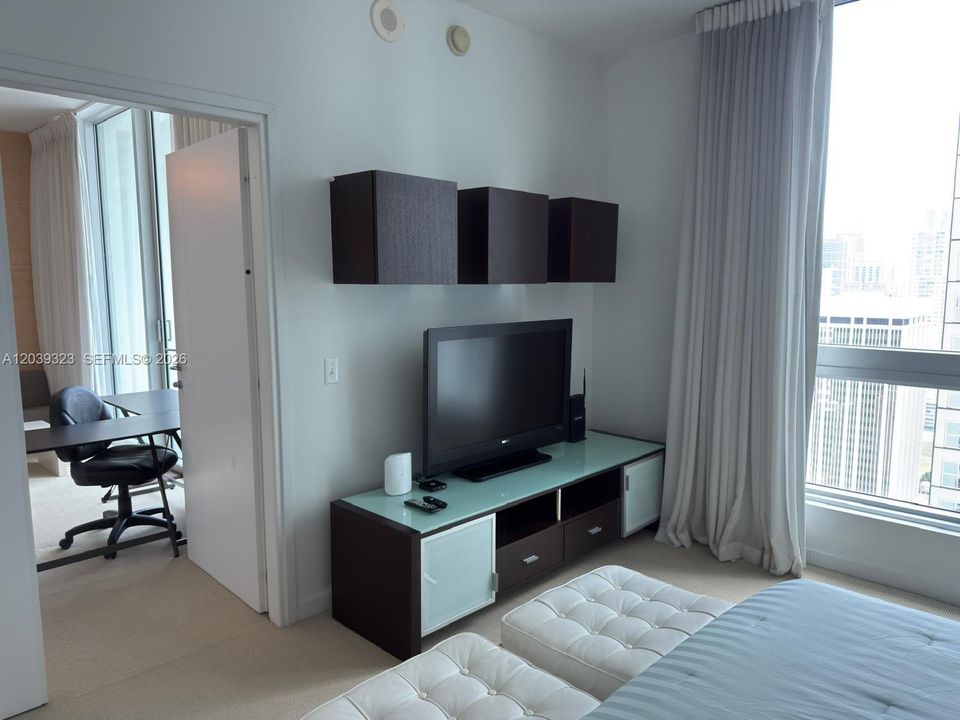 For Sale: $365,000 (1 beds, 1 baths, 544 Square Feet)