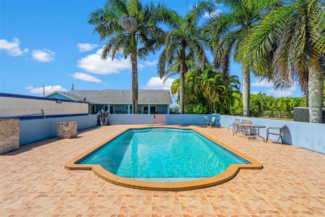 For Sale: $1,300,000 (3 beds, 2 baths, 3736 Square Feet)