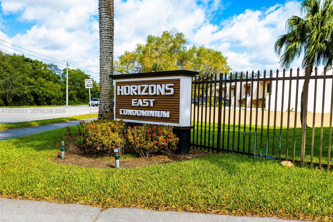 For Rent: $2,200 (2 beds, 2 baths, 965 Square Feet)
