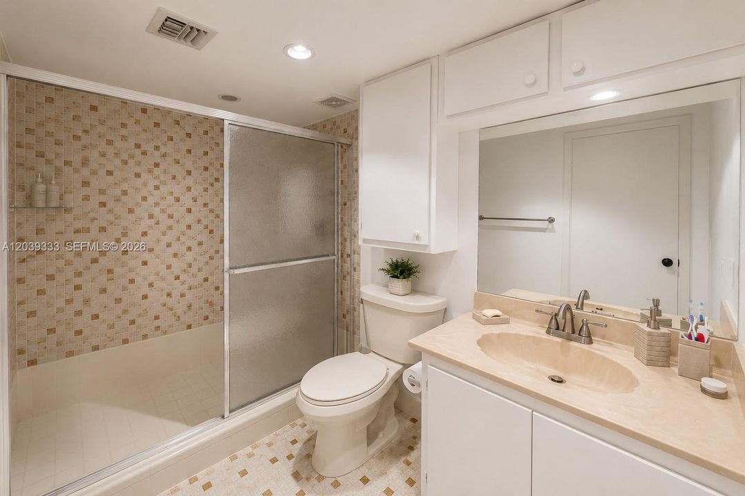 For Rent: $2,200 (2 beds, 2 baths, 965 Square Feet)