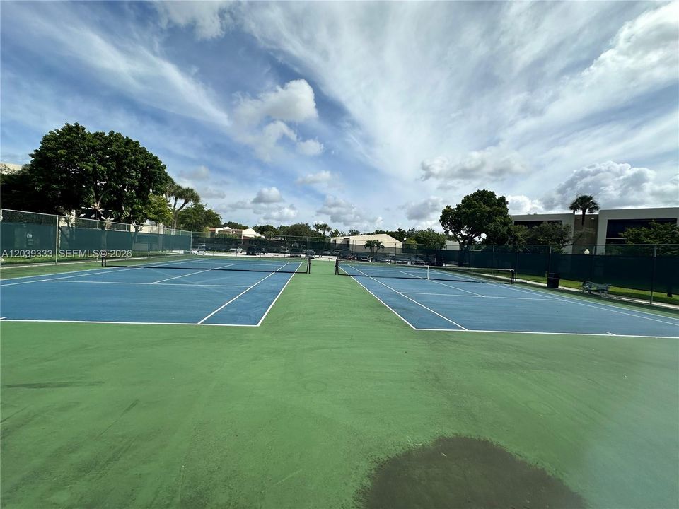 For Rent: $2,200 (2 beds, 2 baths, 965 Square Feet)