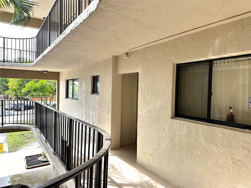 For Rent: $2,200 (2 beds, 2 baths, 965 Square Feet)