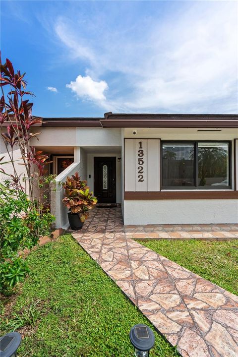 For Sale: $525,000 (3 beds, 2 baths, 1167 Square Feet)