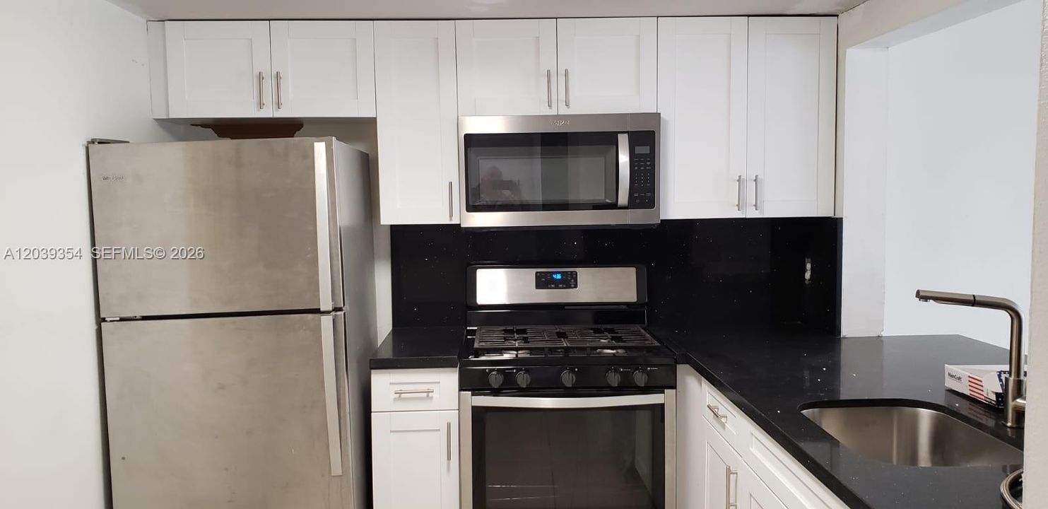 For Rent: $1,850 (1 beds, 1 baths, 982 Square Feet)