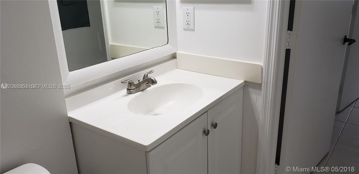 For Rent: $1,850 (1 beds, 1 baths, 982 Square Feet)