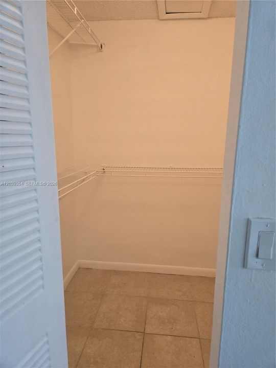 For Rent: $1,850 (1 beds, 1 baths, 982 Square Feet)