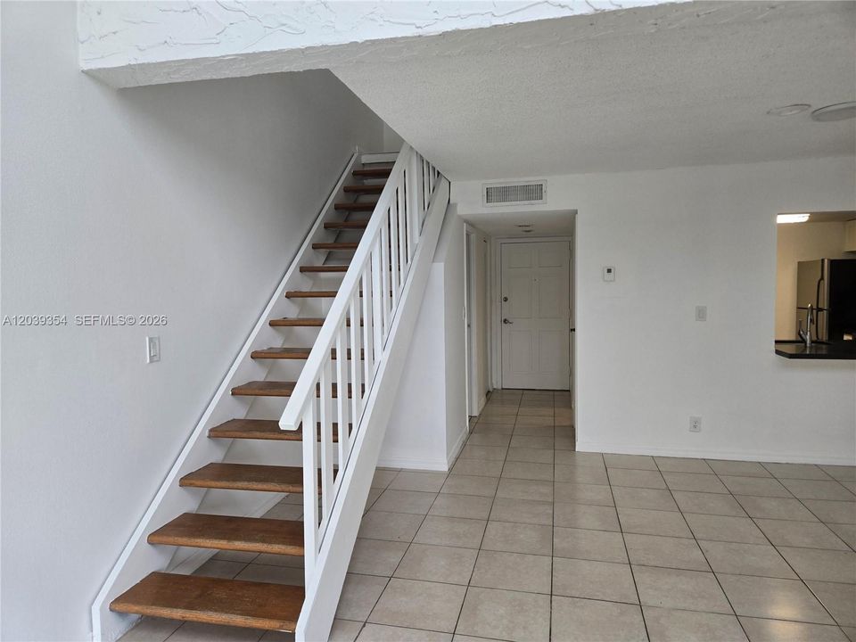 For Rent: $1,850 (1 beds, 1 baths, 982 Square Feet)