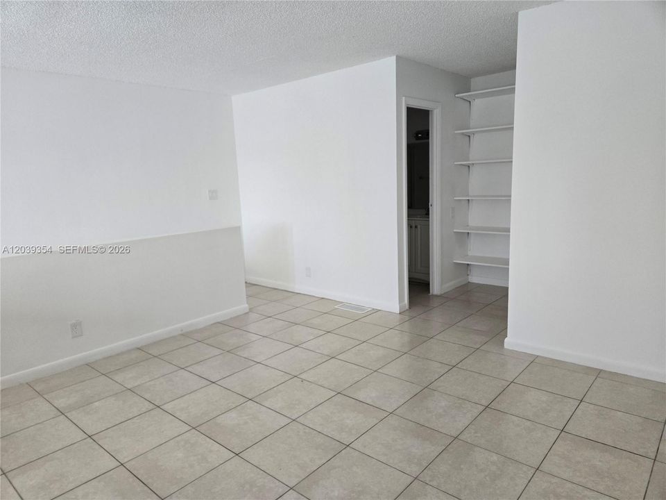 For Rent: $1,850 (1 beds, 1 baths, 982 Square Feet)
