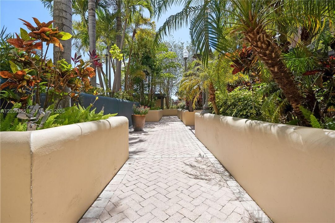 For Rent: $4,400 (3 beds, 2 baths, 1447 Square Feet)