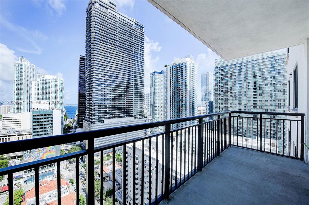 For Sale: $750,000 (2 beds, 2 baths, 1118 Square Feet)