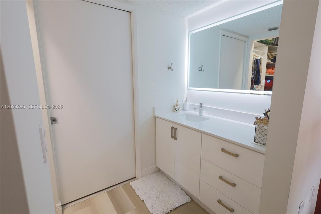 На продажу: $275,000 (2 спален, 2 ванн, 1000 Квадратных фут)