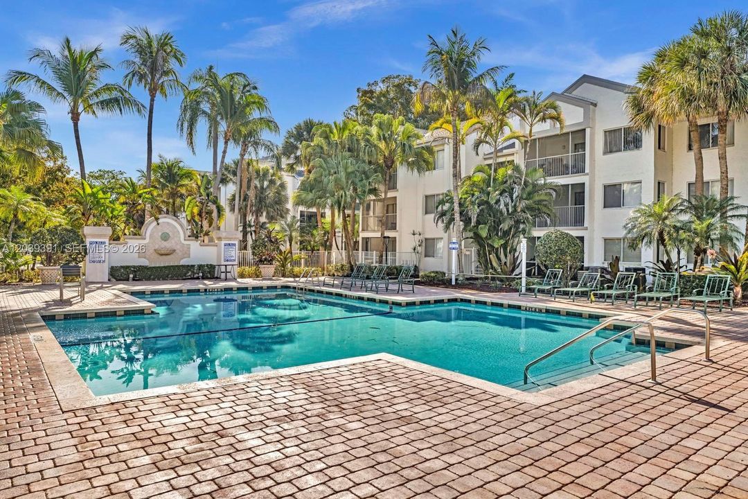 For Sale: $174,900 (1 beds, 1 baths, 695 Square Feet)