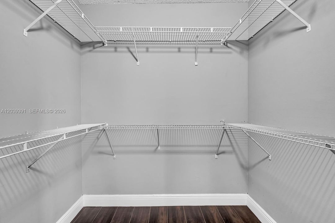For Sale: $174,900 (1 beds, 1 baths, 695 Square Feet)