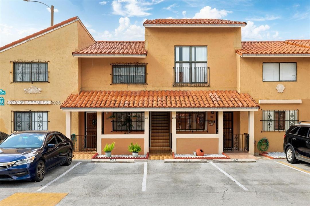 For Sale: $249,900 (2 beds, 2 baths, 755 Square Feet)
