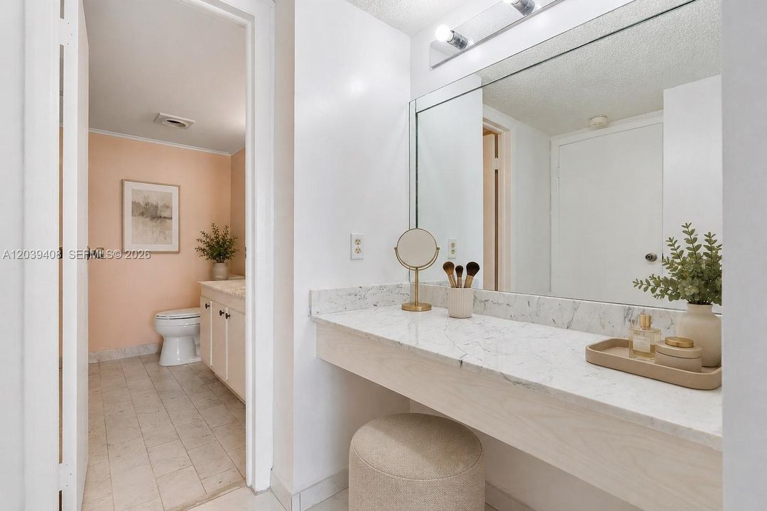 For Sale: $345,000 (1 beds, 1 baths, 1000 Square Feet)