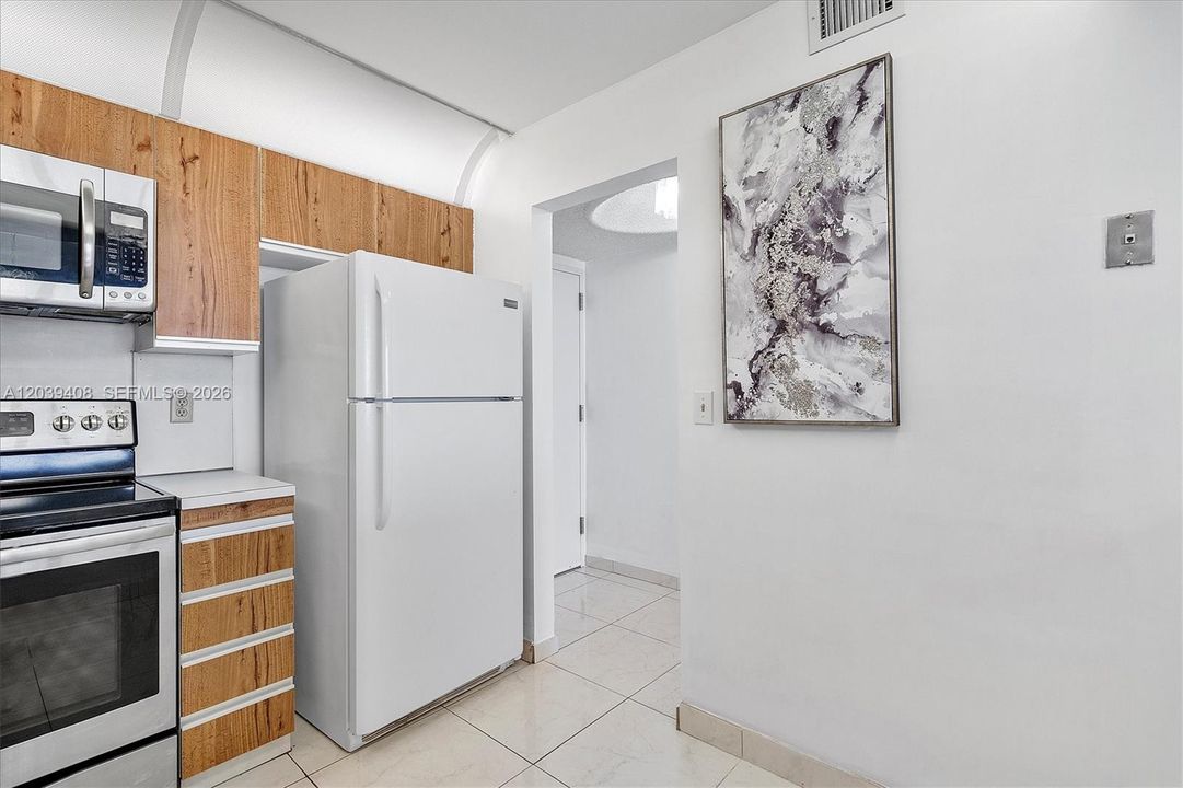 For Sale: $345,000 (1 beds, 1 baths, 1000 Square Feet)