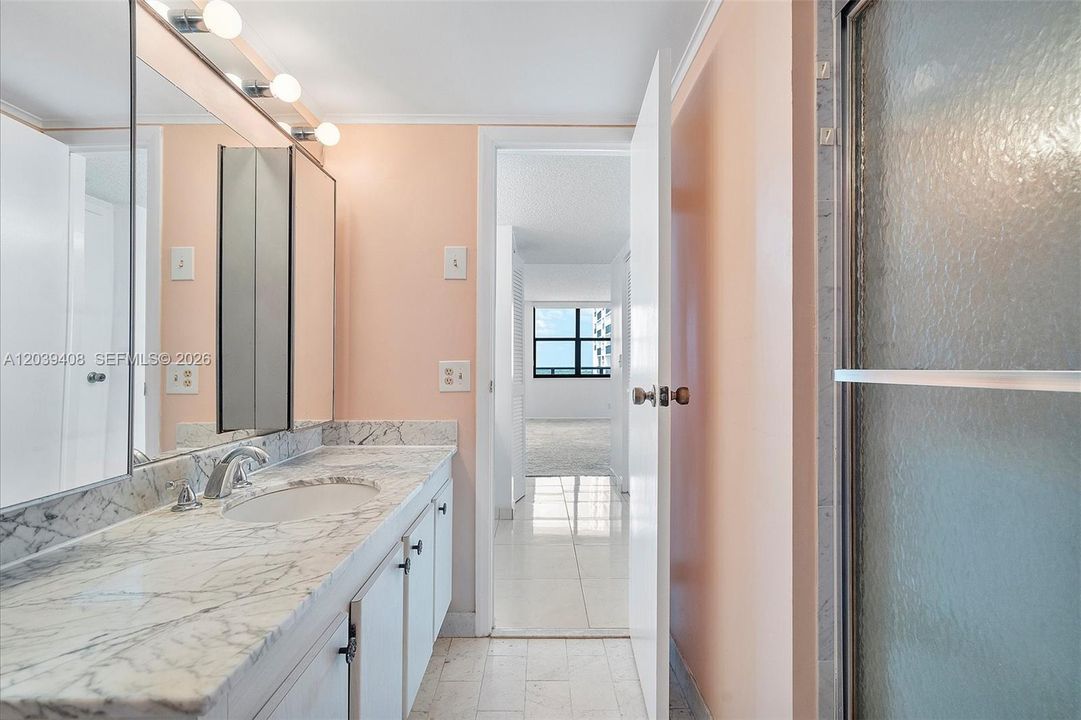 For Sale: $345,000 (1 beds, 1 baths, 1000 Square Feet)