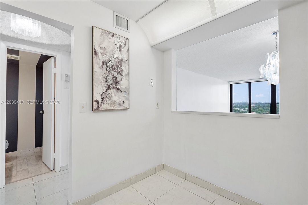 For Sale: $345,000 (1 beds, 1 baths, 1000 Square Feet)